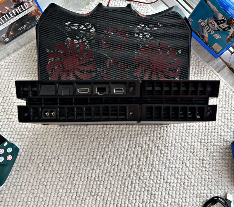 PlayStation 4  + 2 диска,подставка,2 джостик