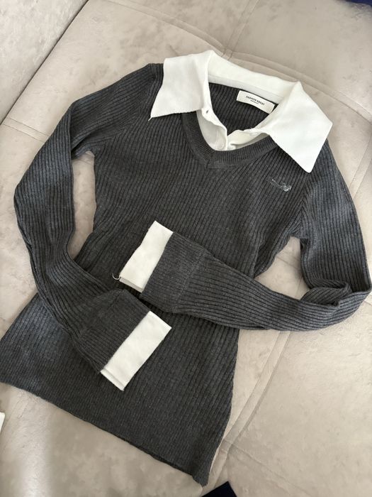 серая кофта.