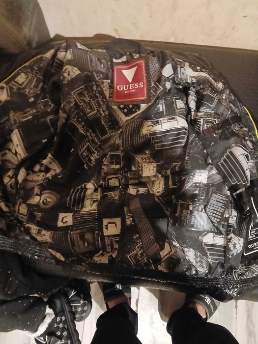 Geaca guess o vand urgent !!!