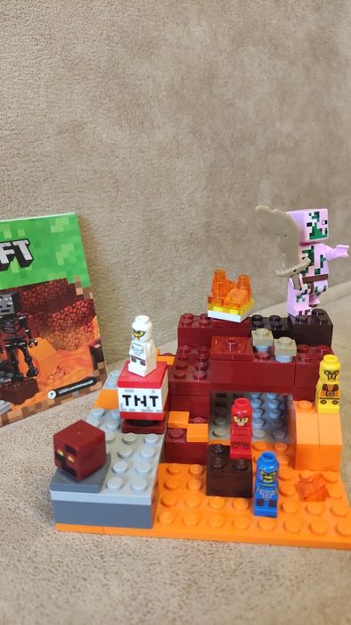 LEGO Minecraft - Пещера със зомбита 21141 и Битка в Ада 21139