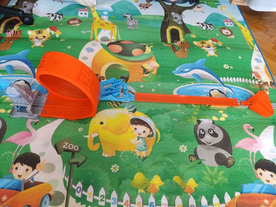 Гаражи и писти hot wheels