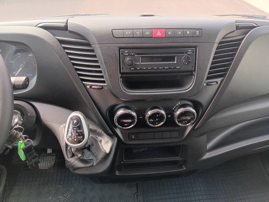 Товарен бус IVECO под наем АВТОМАТИК