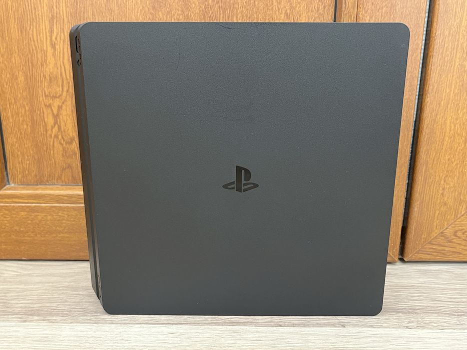 Playstation 4 1TB + GTA 5 Premium Edition.