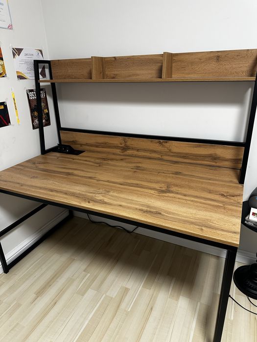 Деревянный стол с встроенной розеткой