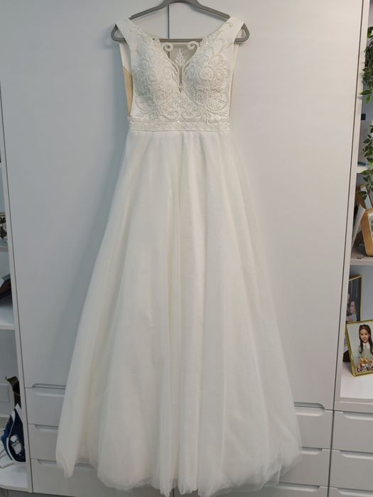 Vand rochie de mireasă elegantă tip A line.