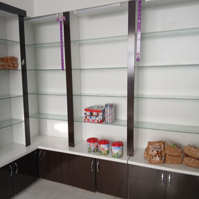 Полка Мебель магазинлар учун тайёр