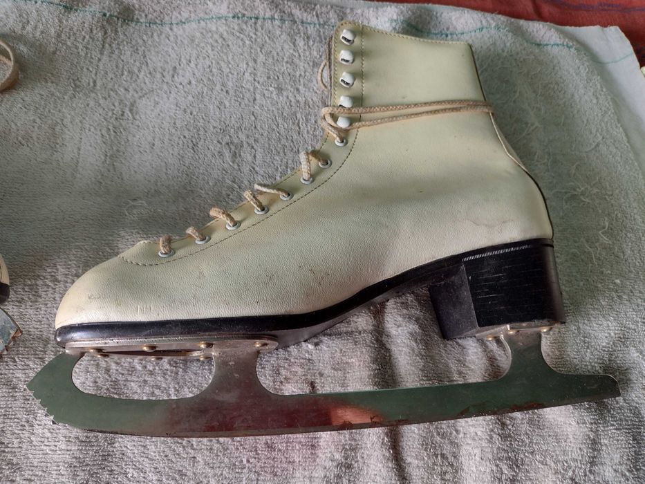 Продавам дървена шейна за 15 лева, дамски кънки - 40лева