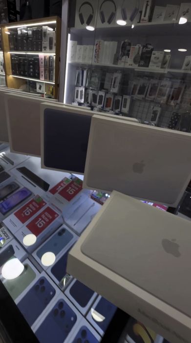 Macbook NEO у Артура в магазе Б17 Hofmann