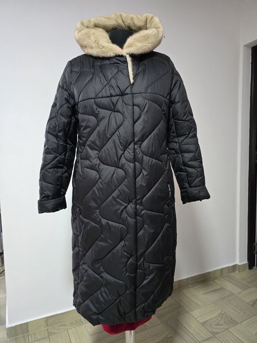 Geaca lunga neagra cu gluga somptuoasa din blana
