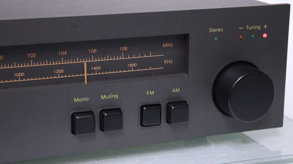 Tuner NAD 4020A.