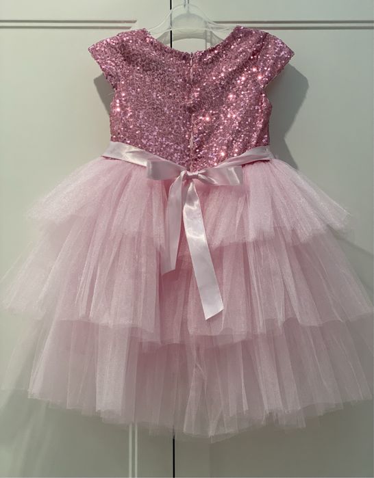 Платье нарядное.