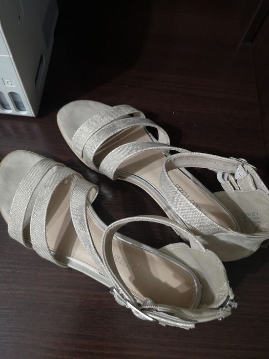 Продам босоножки