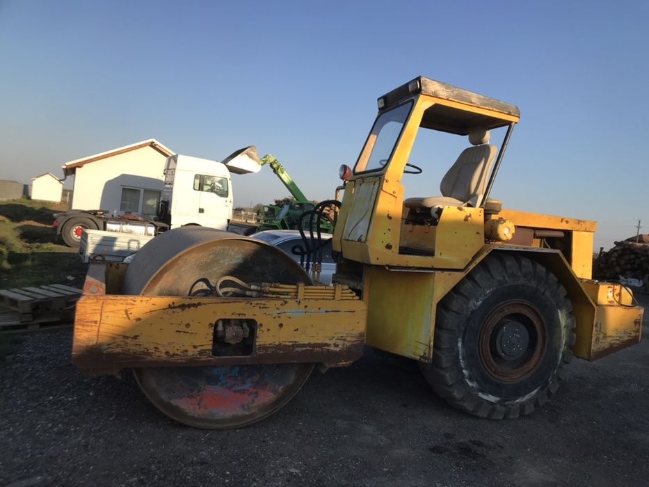 Inchiriez buldoexcavator,cilindru compactor, camion 8x4