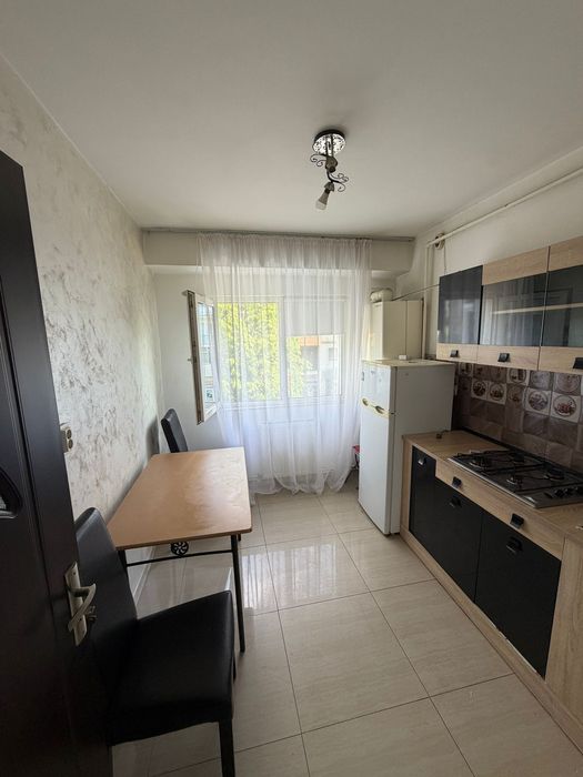 Închiriez apartament cu 2 camere