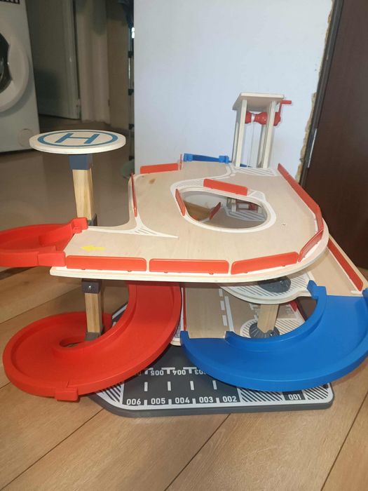 Продавам дървен детски паркинг в отлично състояние.