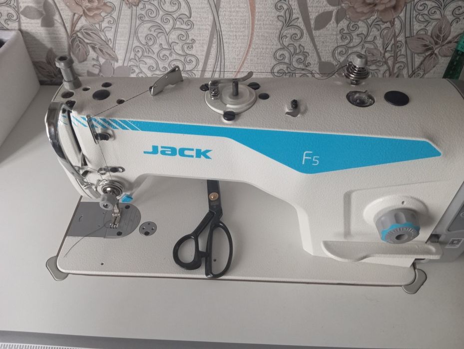 Швейная машинка jak.