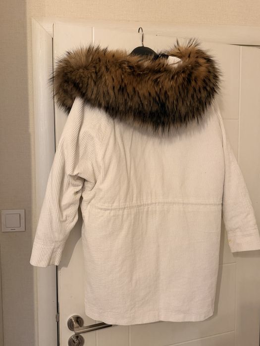 Парка с огромна яка от лисица