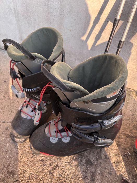 Ски обувки, ски и щеки