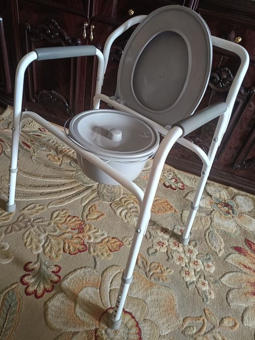 Продам санитарное кресло новое