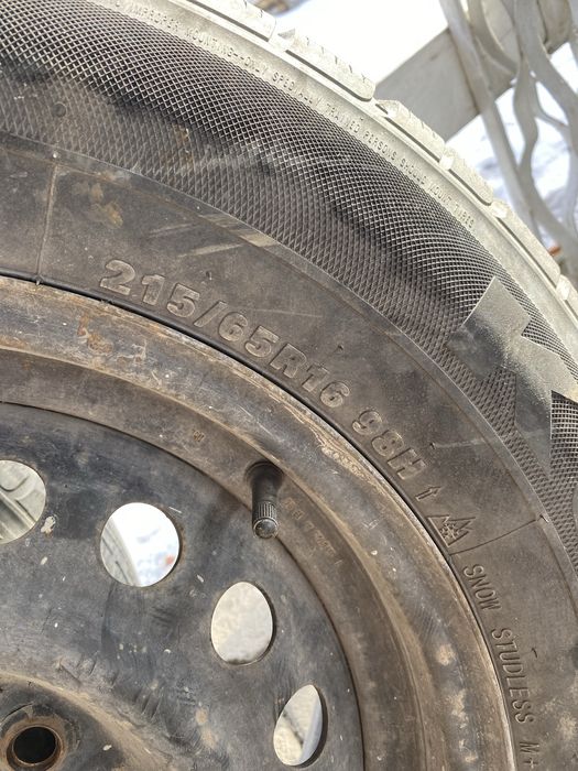 Продается покрышка с железными дисками