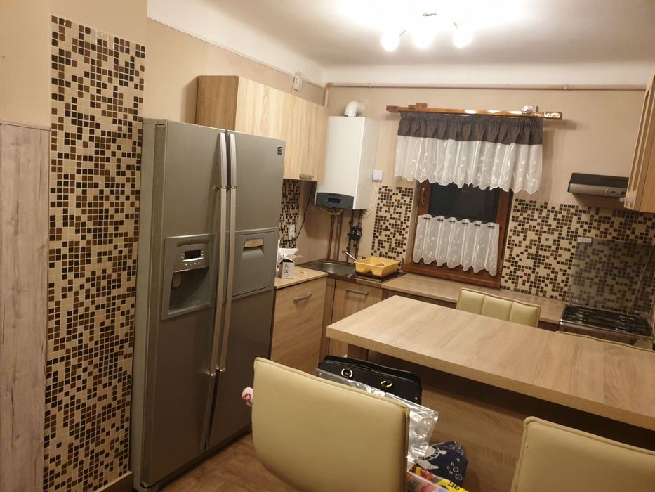 Vând apartament cu 3 camere.
Anexe
Garaj mare pentru doua masini
Curte proprie in spatele garajelor
2 camari
Curte comuna 
80000 negociabil
0741631992