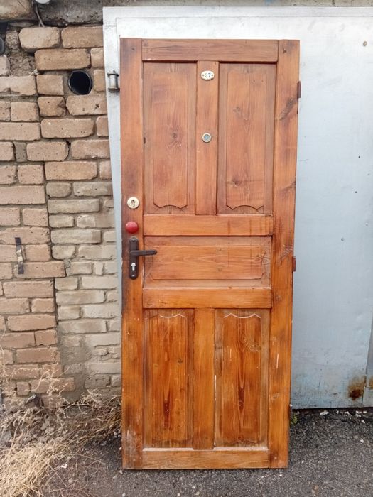 Дверь деревянная с коробкой