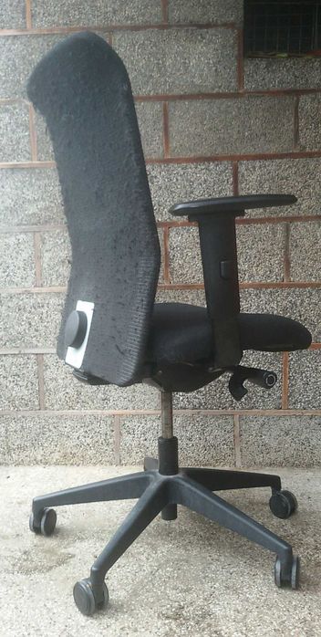 Офис стол Interstuhl със забележки по тапицерията