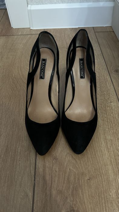 Продам замшевые туфли Basconi