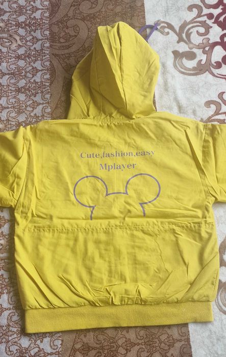 Джинсы и ветровка на девочку.