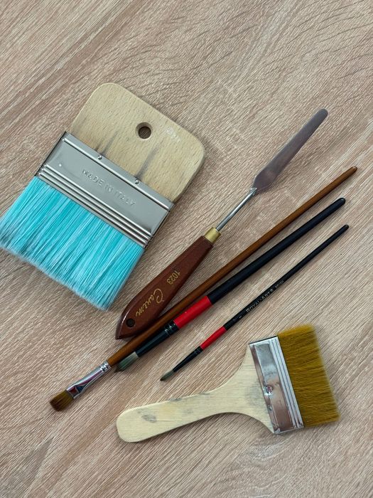 Краска и кисти для художников