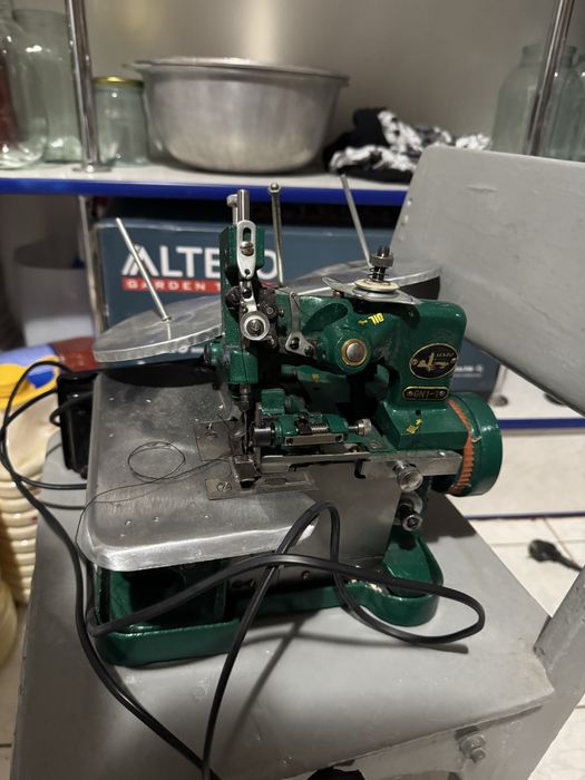 оверлок новый в отличном состоянии