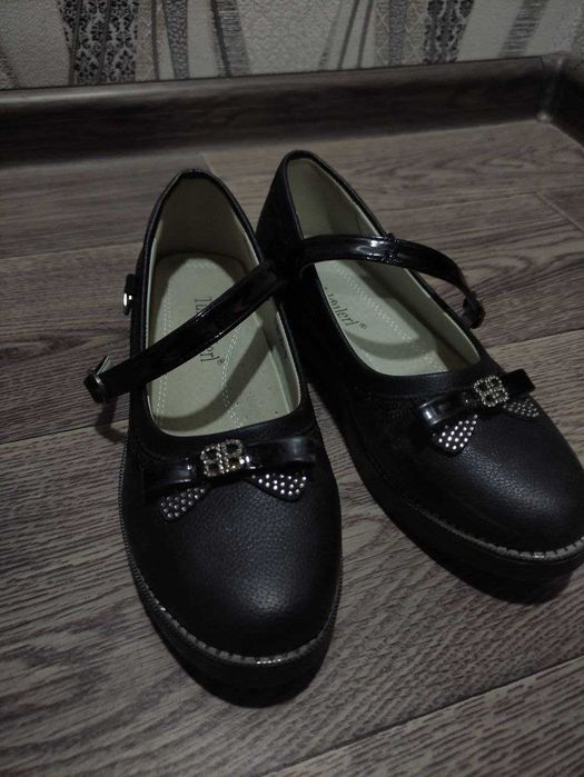Продам туфельки для девочки 8-9 лет. Размер 35.