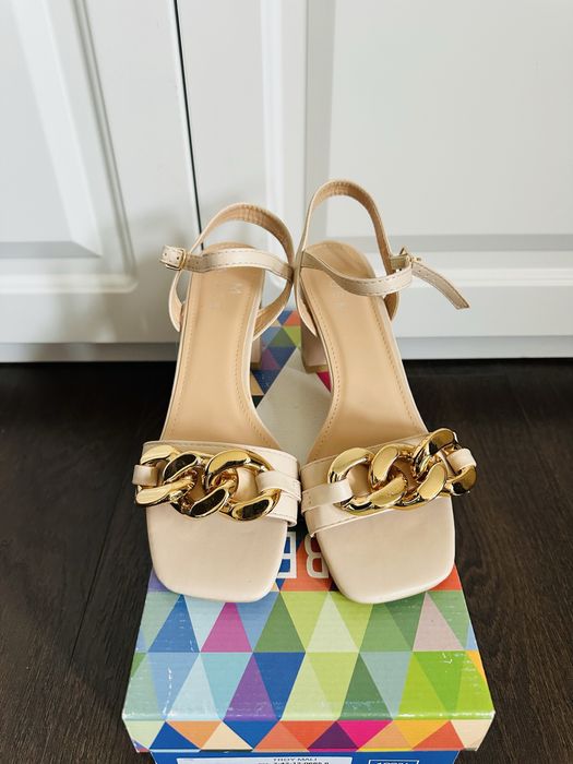 Sandale noi , papuci crem , numarul 39 , comode si elegante