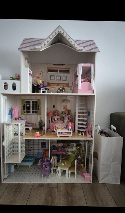Casa de papusi + accesorii si papusi.