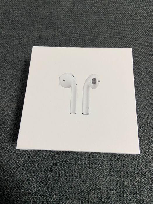 AirPods with charging case mv7n2am/a