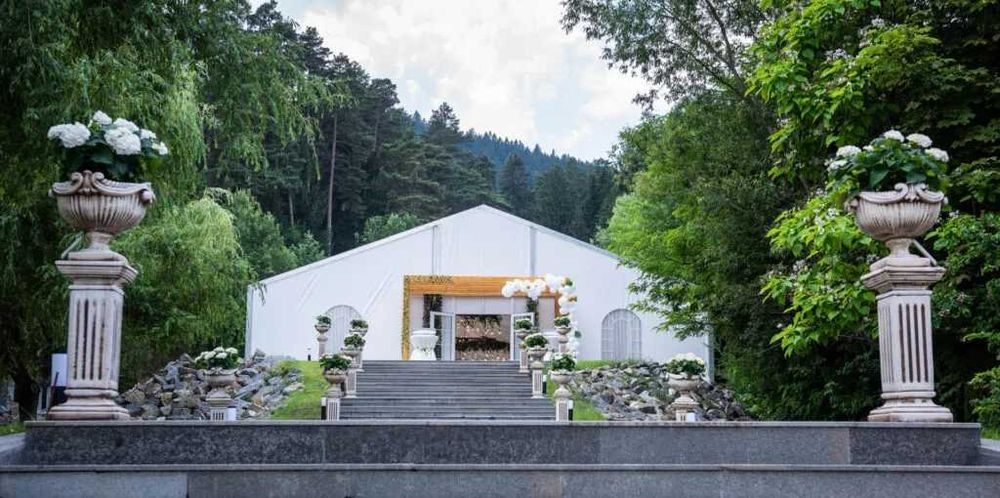 Cort evenimente de mari dimensiuni