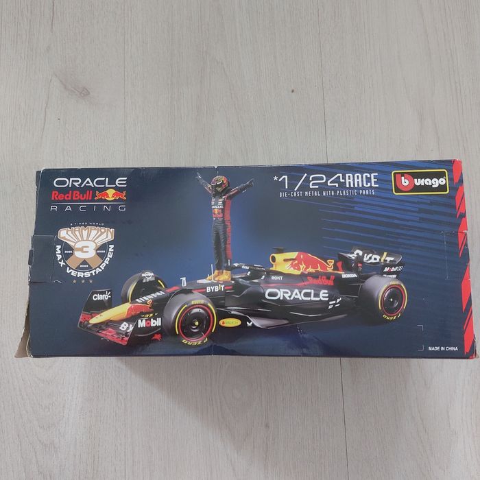F1 Ред Бул 1:24 Макс Верстапен Bburago Oracle Red Bull Racing RB19 2023 модел количка с фигурка