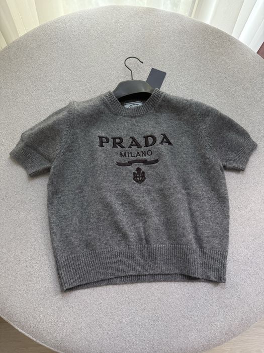 Продам кофту женскую Прада