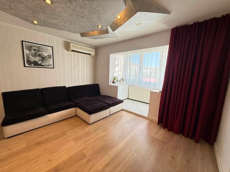 Apartament de vanzare cu trei camere , zona iosia