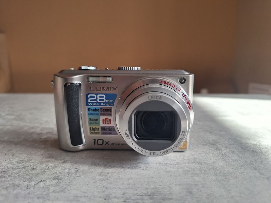 Panasonic Lumix DMC-TZ4 дигитална комера със зарядно
