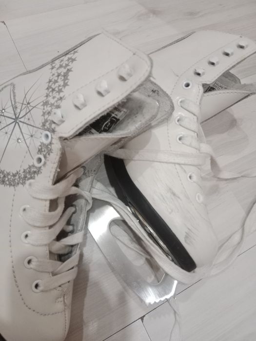 Продам коньки на девочку