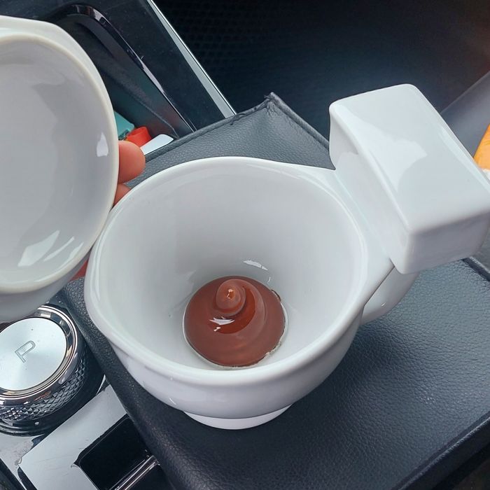 Керамическая кружка в виде унитаза.