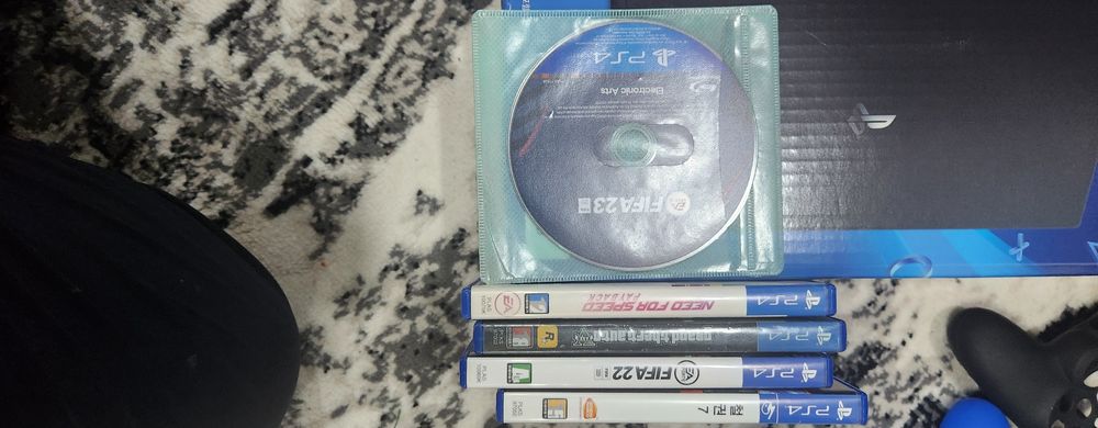 ps4 pro  yangi 6 ta o'yni ham bor 2ta jostik va gilopi ham bor 500$ ga