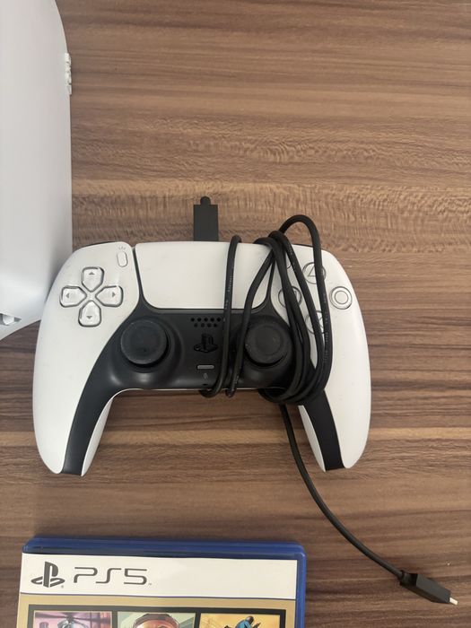 Playstation 5 cu doua manete