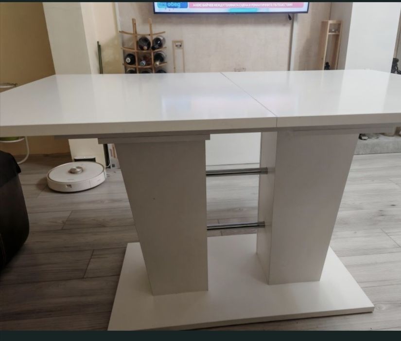 Бяла трапезна маса 120 евро  и  2 бр. столове (25  евро за 1 стол)