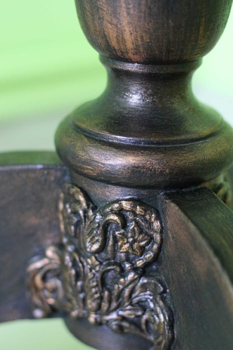 masuță elegantă, pe un picior, cu ornamente handmade