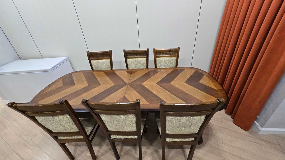 Стол со стульями