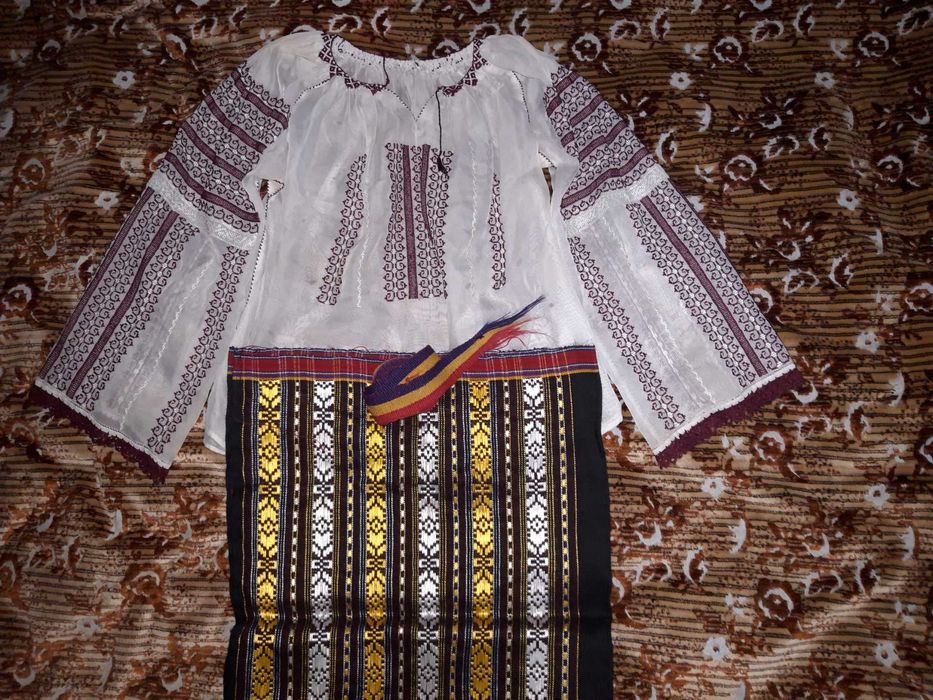 Ie si catrință costum popular