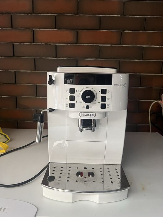 Delonghi magnifica S (masina de cafea)
