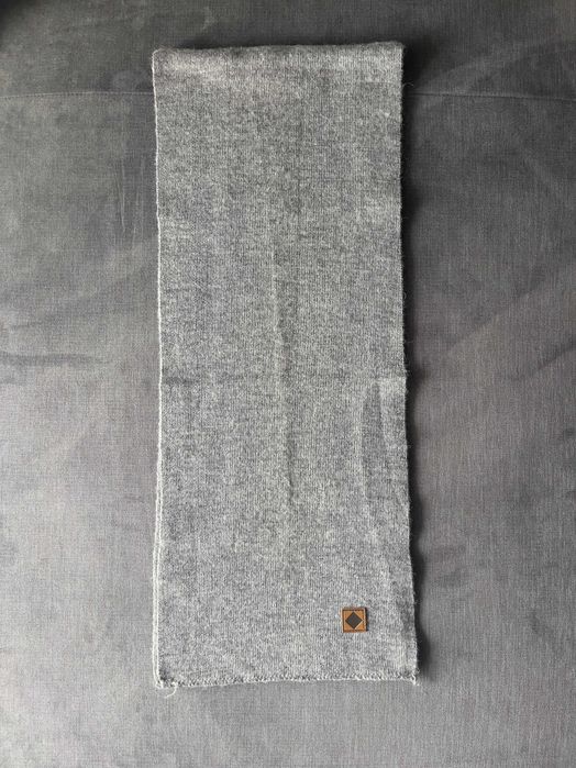 Fular Gri Deschis purtat 1 data